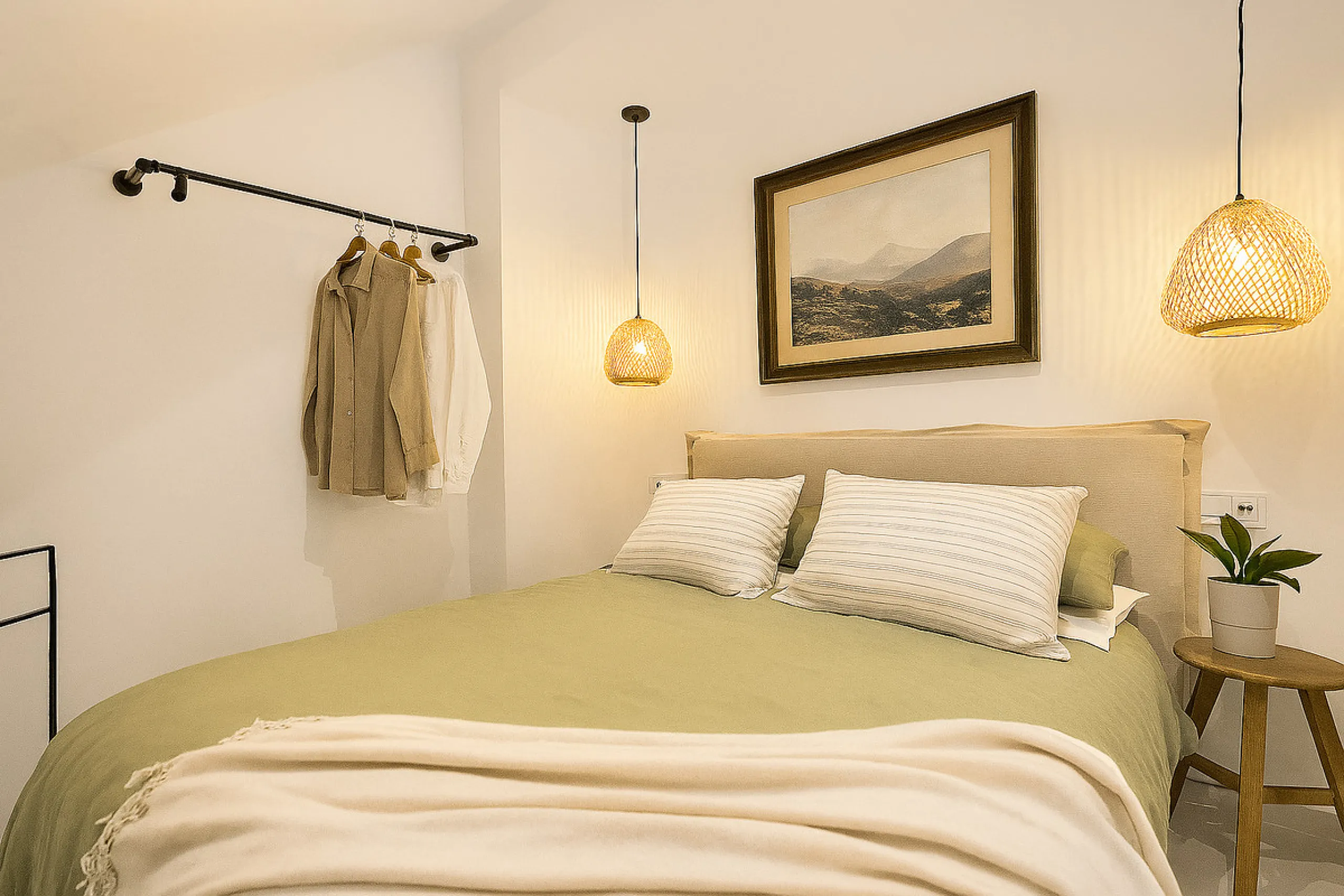 This newly refurbished apartment is located right in the heart of Estepona, in the charming historic town, full of pedestrian streets known for their colorful flower pots and poetry murals.