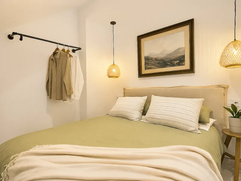 This newly refurbished apartment is located right in the heart of Estepona, in the charming historic town, full of pedestrian streets known for their colorful flower pots and poetry murals.