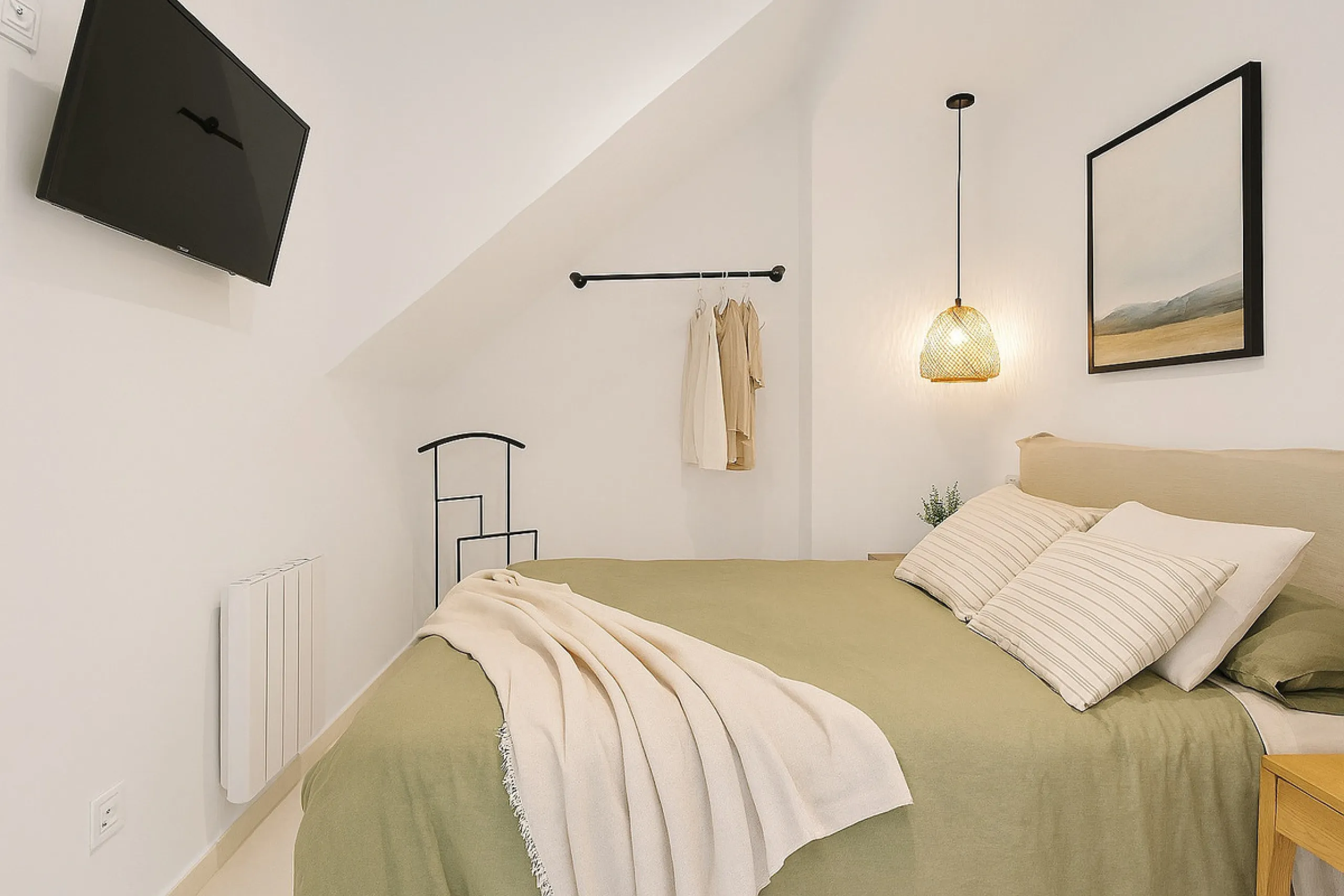 This newly refurbished apartment is located right in the heart of Estepona, in the charming historic town, full of pedestrian streets known for their colorful flower pots and poetry murals.