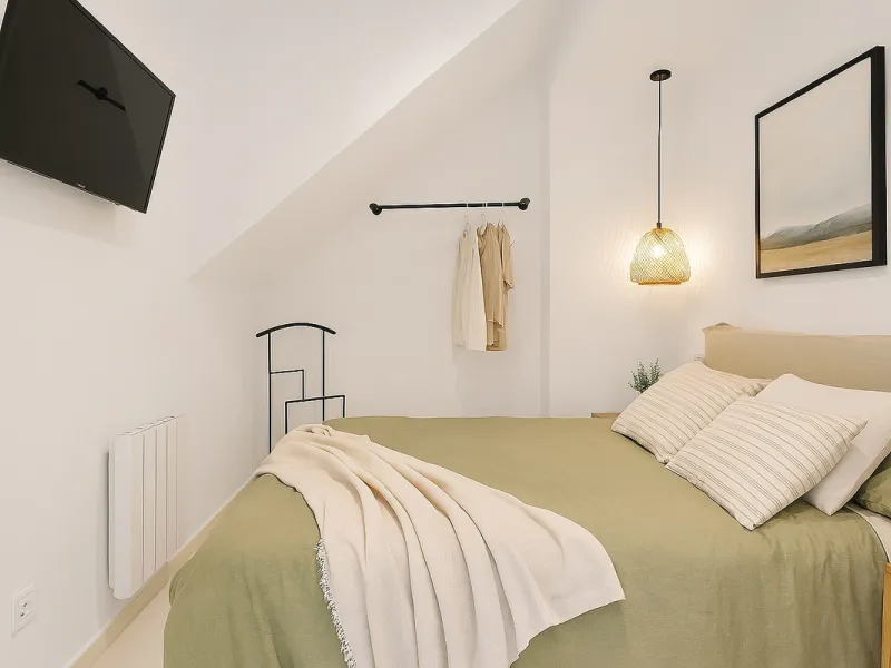 This newly refurbished apartment is located right in the heart of Estepona, in the charming historic town, full of pedestrian streets known for their colorful flower pots and poetry murals.