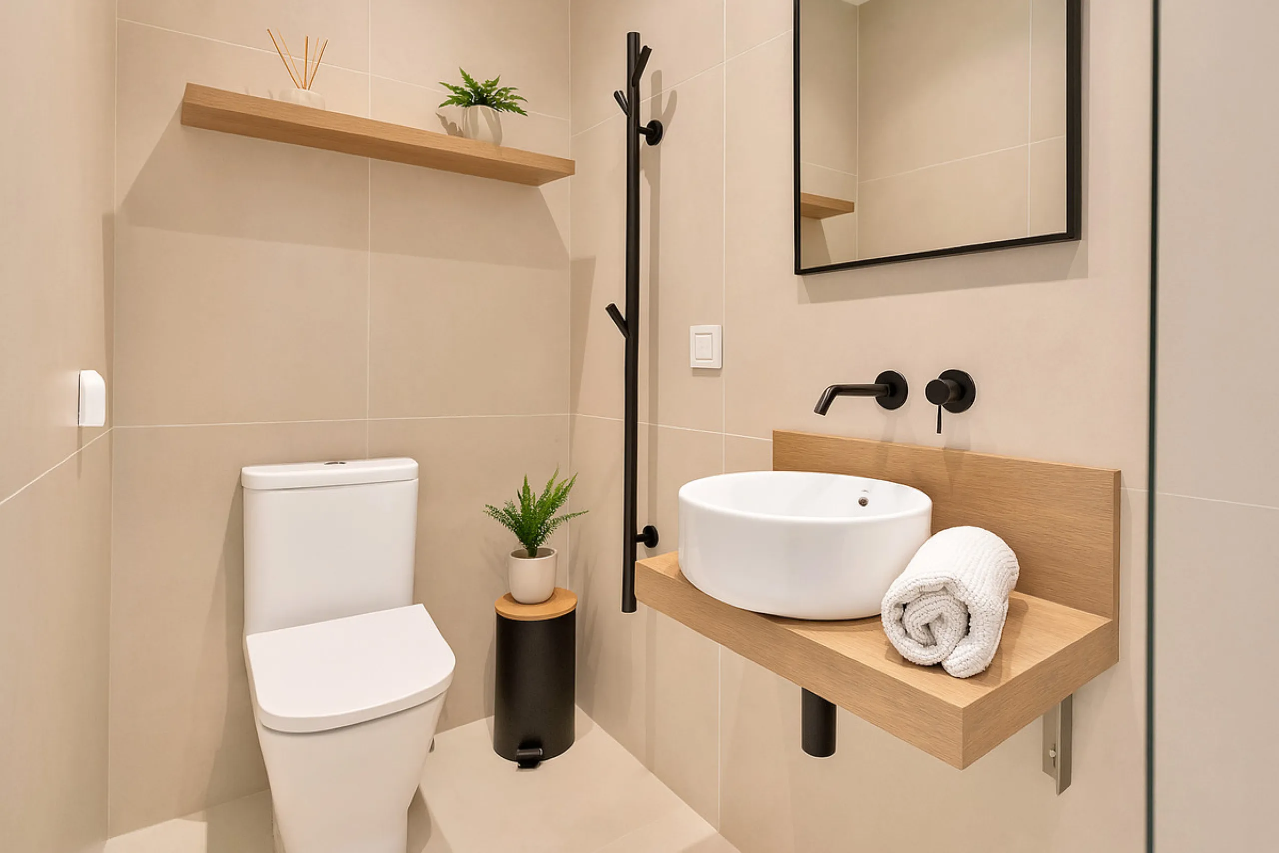 This newly refurbished apartment is located right in the heart of Estepona, in the charming historic town, full of pedestrian streets known for their colorful flower pots and poetry murals.