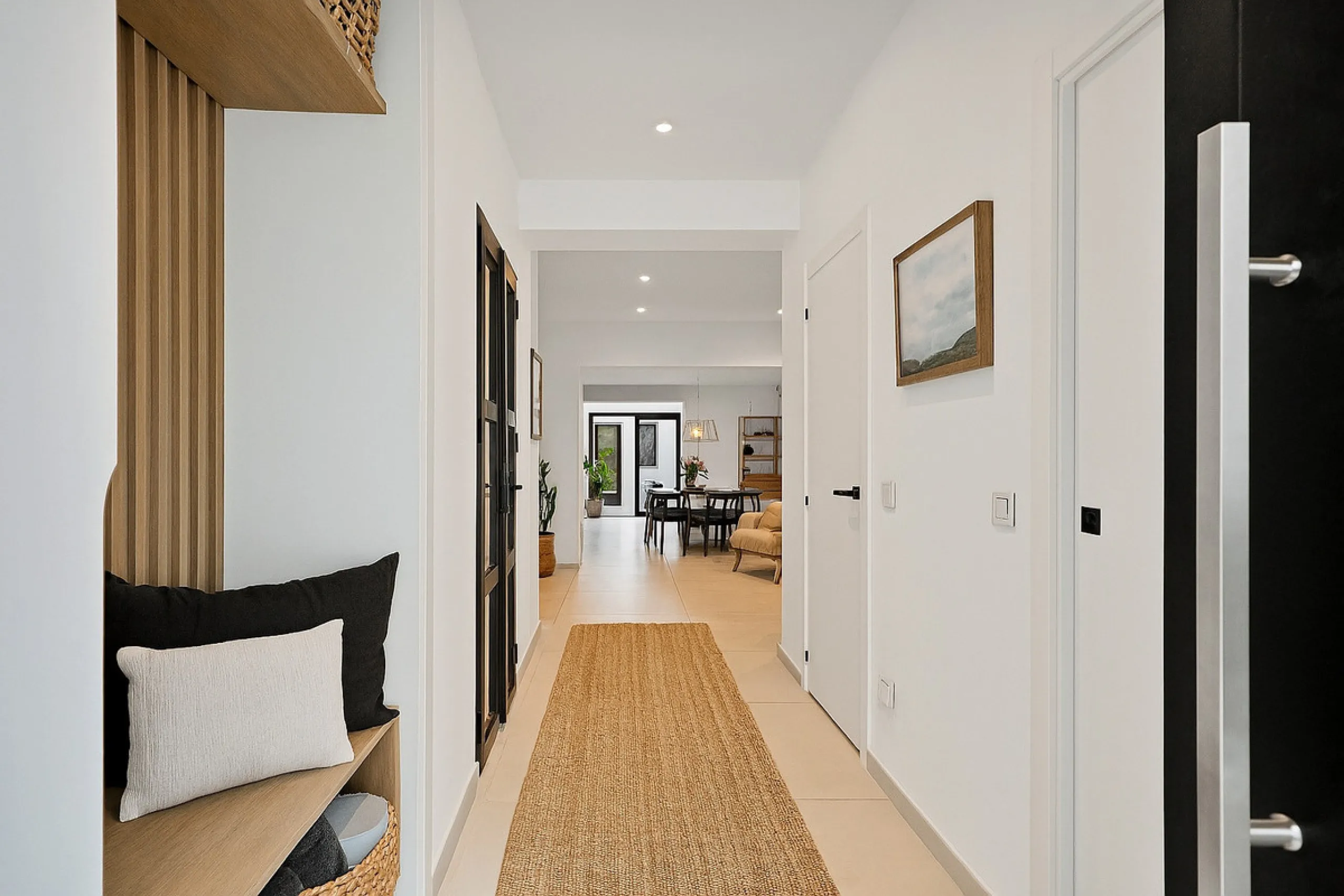 This newly refurbished apartment is located right in the heart of Estepona, in the charming historic town, full of pedestrian streets known for their colorful flower pots and poetry murals.