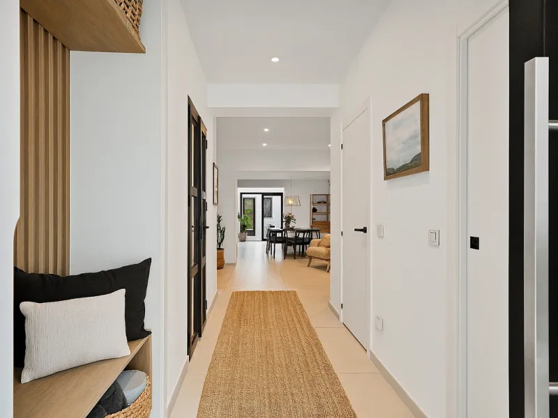 This newly refurbished apartment is located right in the heart of Estepona, in the charming historic town, full of pedestrian streets known for their colorful flower pots and poetry murals.