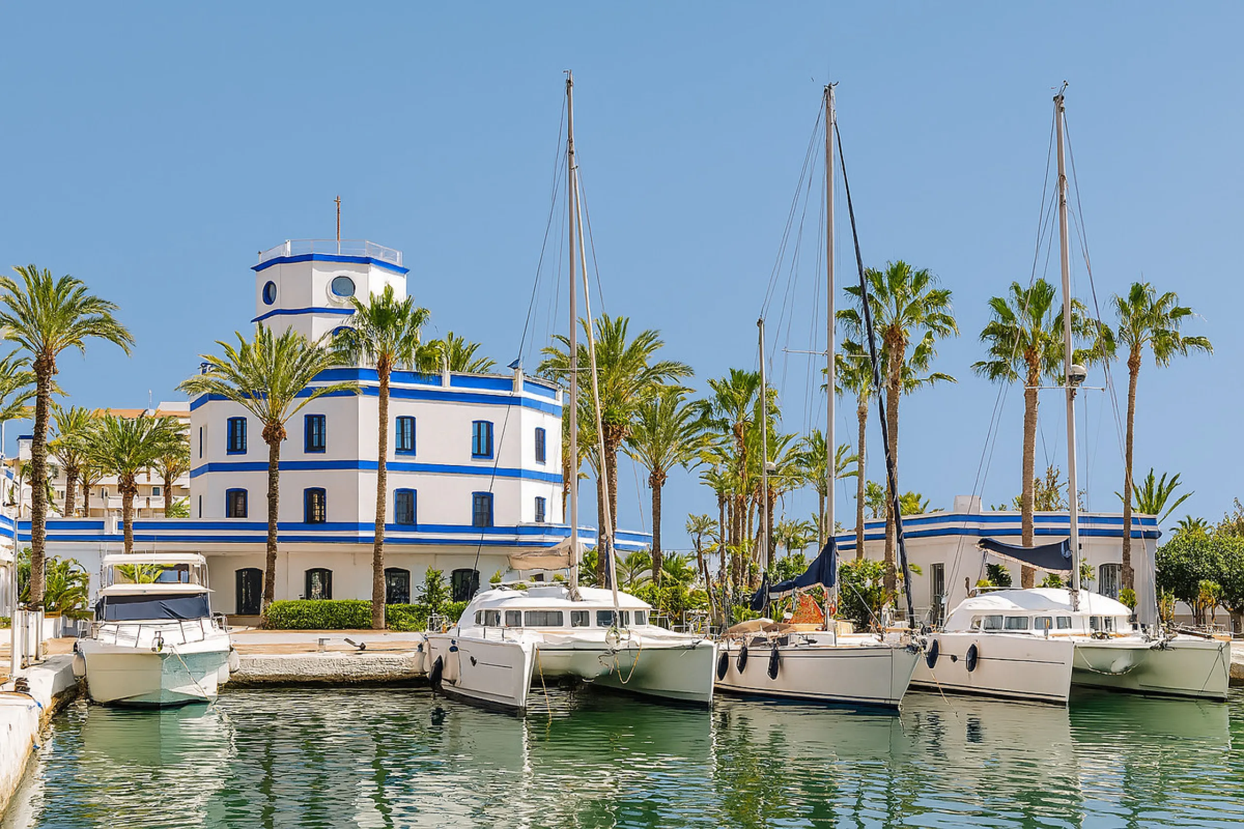 This newly refurbished apartment is located right in the heart of Estepona, in the charming historic town, full of pedestrian streets known for their colorful flower pots and poetry murals.