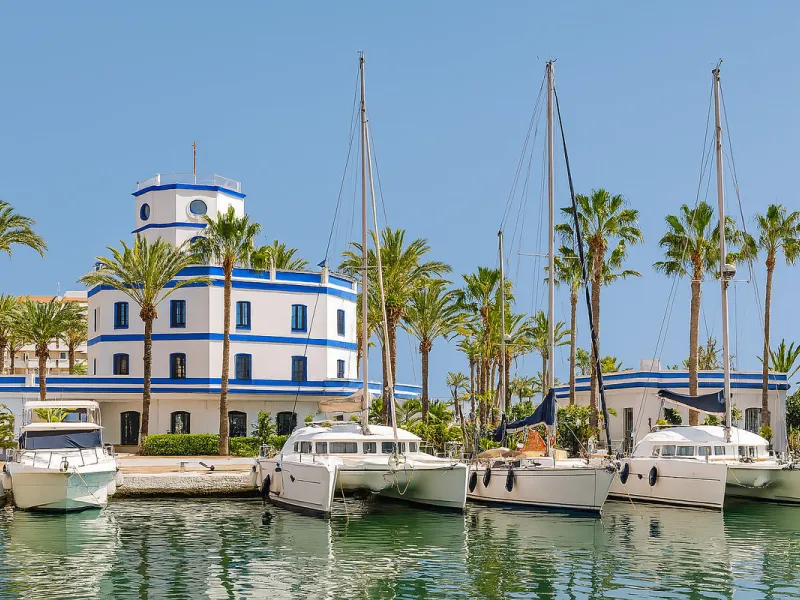 This newly refurbished apartment is located right in the heart of Estepona, in the charming historic town, full of pedestrian streets known for their colorful flower pots and poetry murals.