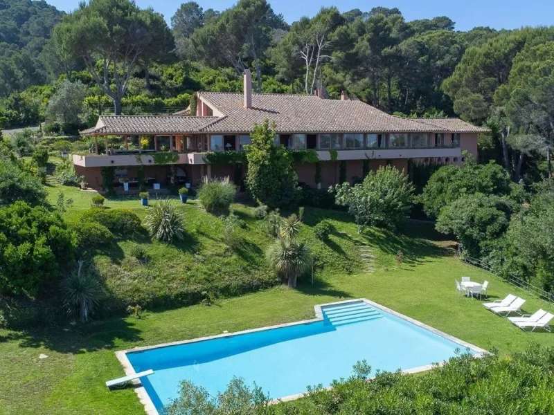 Exclusiva villa de autor en la Costa Brava con vistas al mar