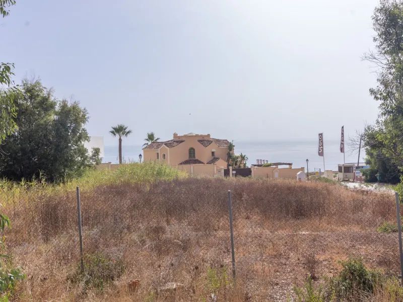 Residential plot with  sea views!