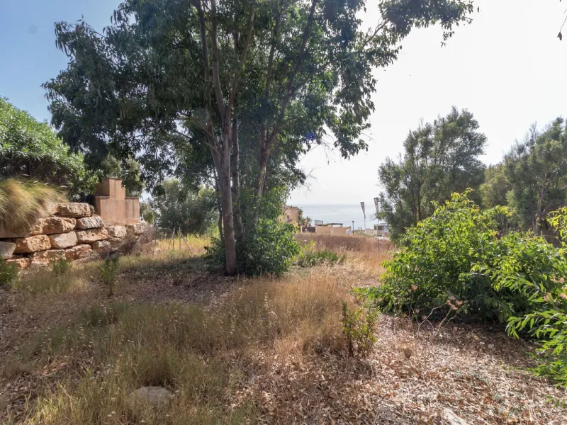 Residential plot with  sea views!