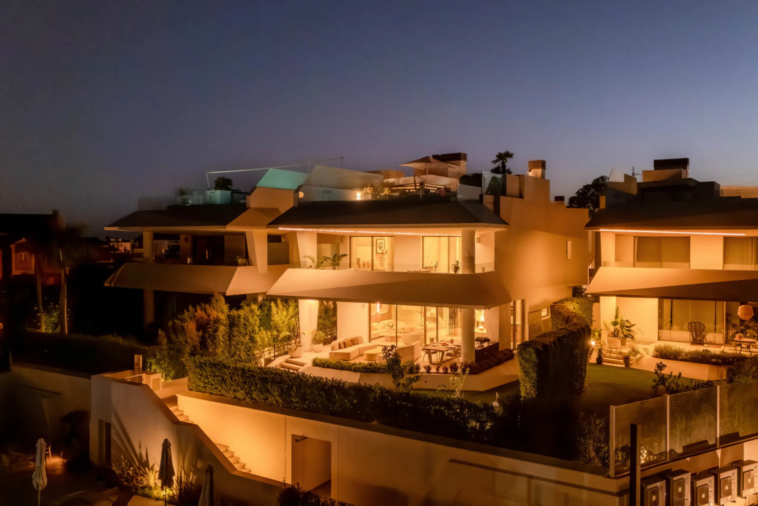 We are proud to present an exceptional contemporary villa located in the heart of Nueva Andalucía, within an exclusive gated community renowned for having one of the most advanced security systems in the area, ensuring a truly private and secure living en
