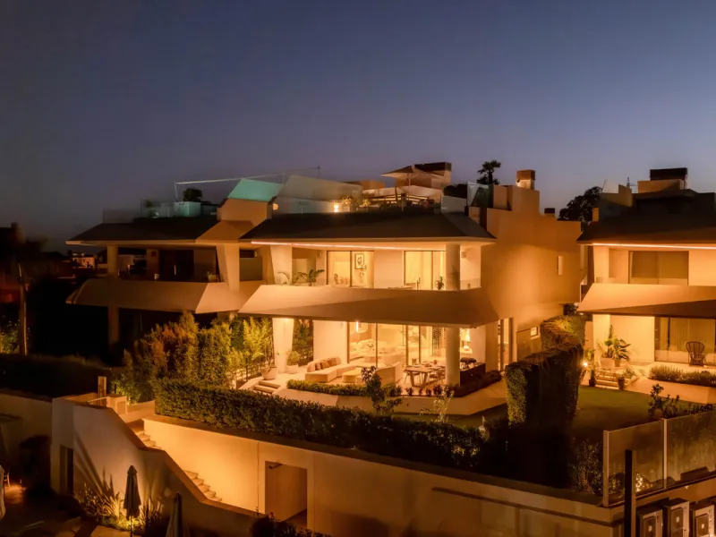 We are proud to present an exceptional contemporary villa located in the heart of Nueva Andalucía, within an exclusive gated community renowned for having one of the most advanced security systems in the area, ensuring a truly private and secure living en