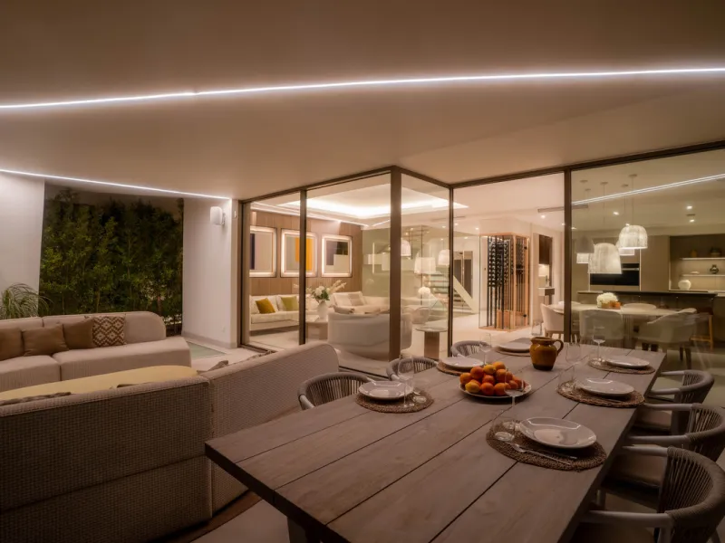 We are proud to present an exceptional contemporary villa located in the heart of Nueva Andalucía, within an exclusive gated community renowned for having one of the most advanced security systems in the area, ensuring a truly private and secure living en