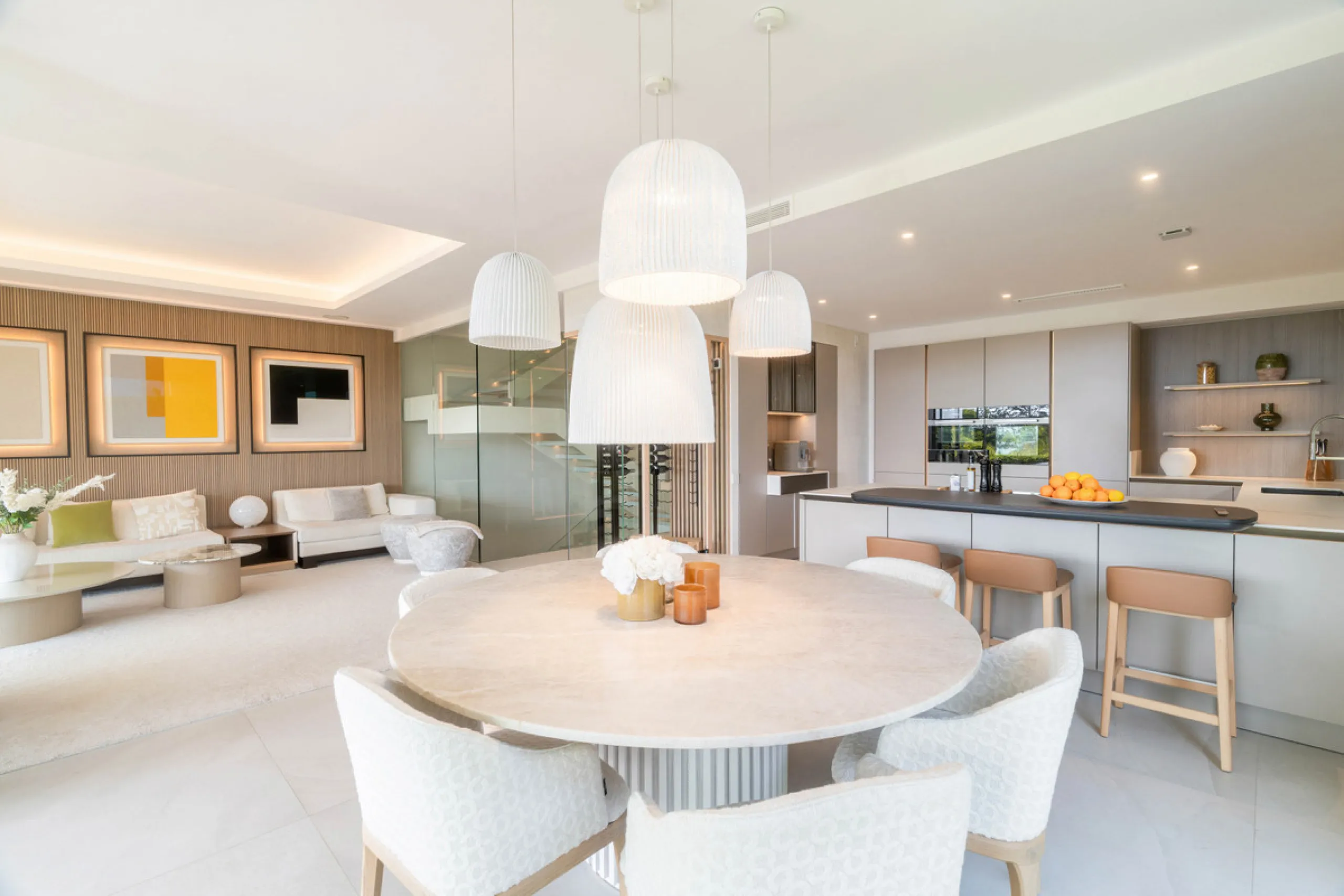 We are proud to present an exceptional contemporary villa located in the heart of Nueva Andalucía, within an exclusive gated community renowned for having one of the most advanced security systems in the area, ensuring a truly private and secure living en
