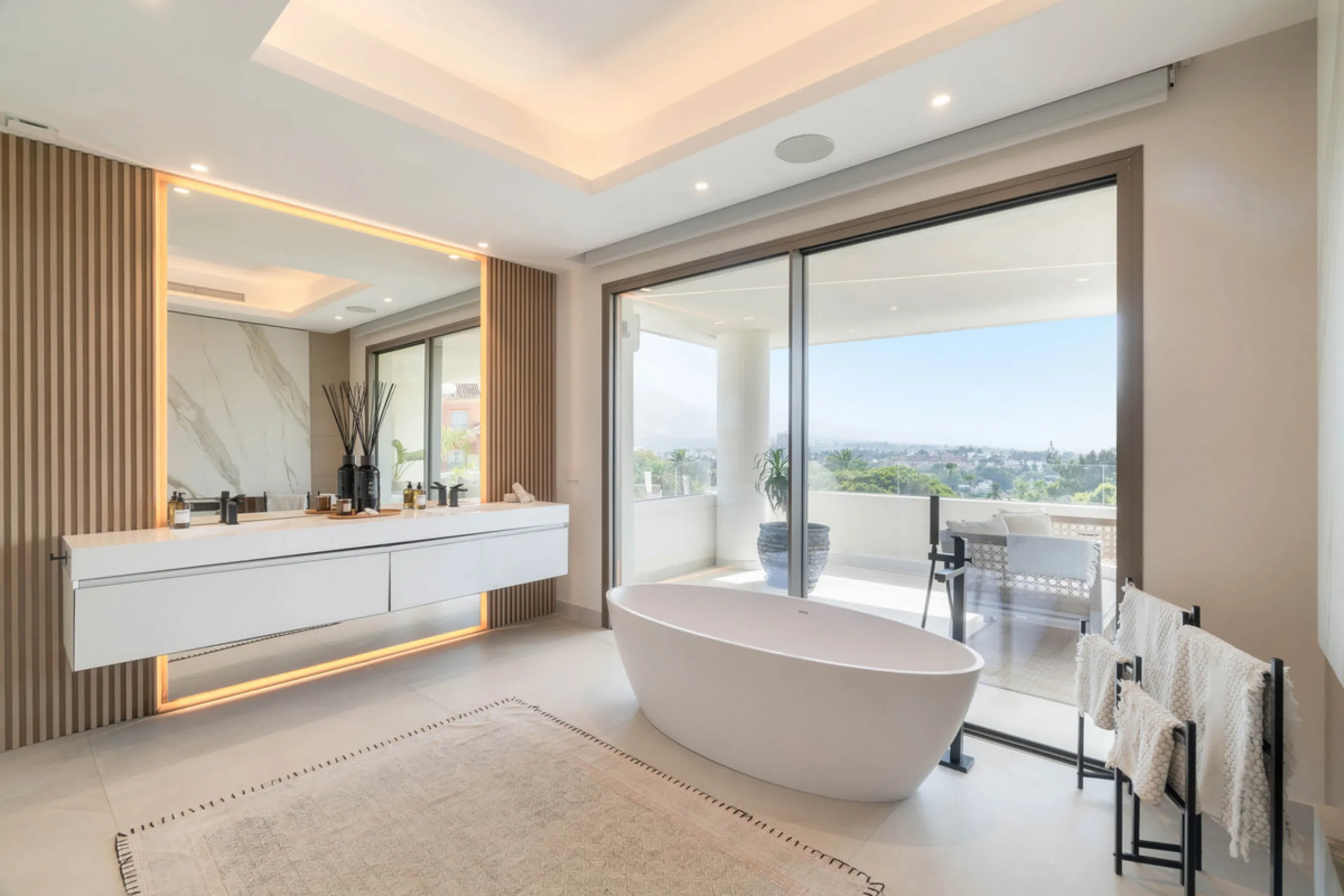 We are proud to present an exceptional contemporary villa located in the heart of Nueva Andalucía, within an exclusive gated community renowned for having one of the most advanced security systems in the area, ensuring a truly private and secure living en