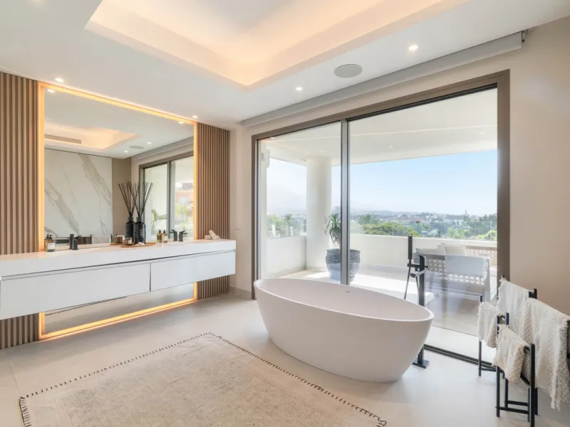 We are proud to present an exceptional contemporary villa located in the heart of Nueva Andalucía, within an exclusive gated community renowned for having one of the most advanced security systems in the area, ensuring a truly private and secure living en