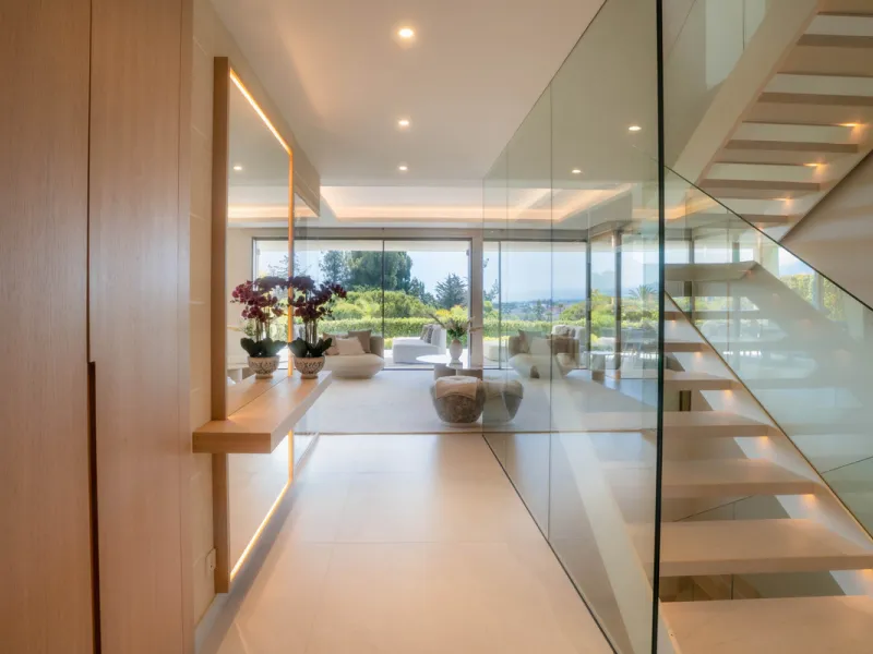 We are proud to present an exceptional contemporary villa located in the heart of Nueva Andalucía, within an exclusive gated community renowned for having one of the most advanced security systems in the area, ensuring a truly private and secure living en