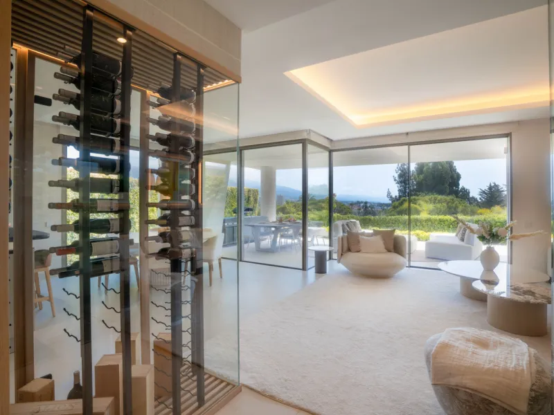 We are proud to present an exceptional contemporary villa located in the heart of Nueva Andalucía, within an exclusive gated community renowned for having one of the most advanced security systems in the area, ensuring a truly private and secure living en