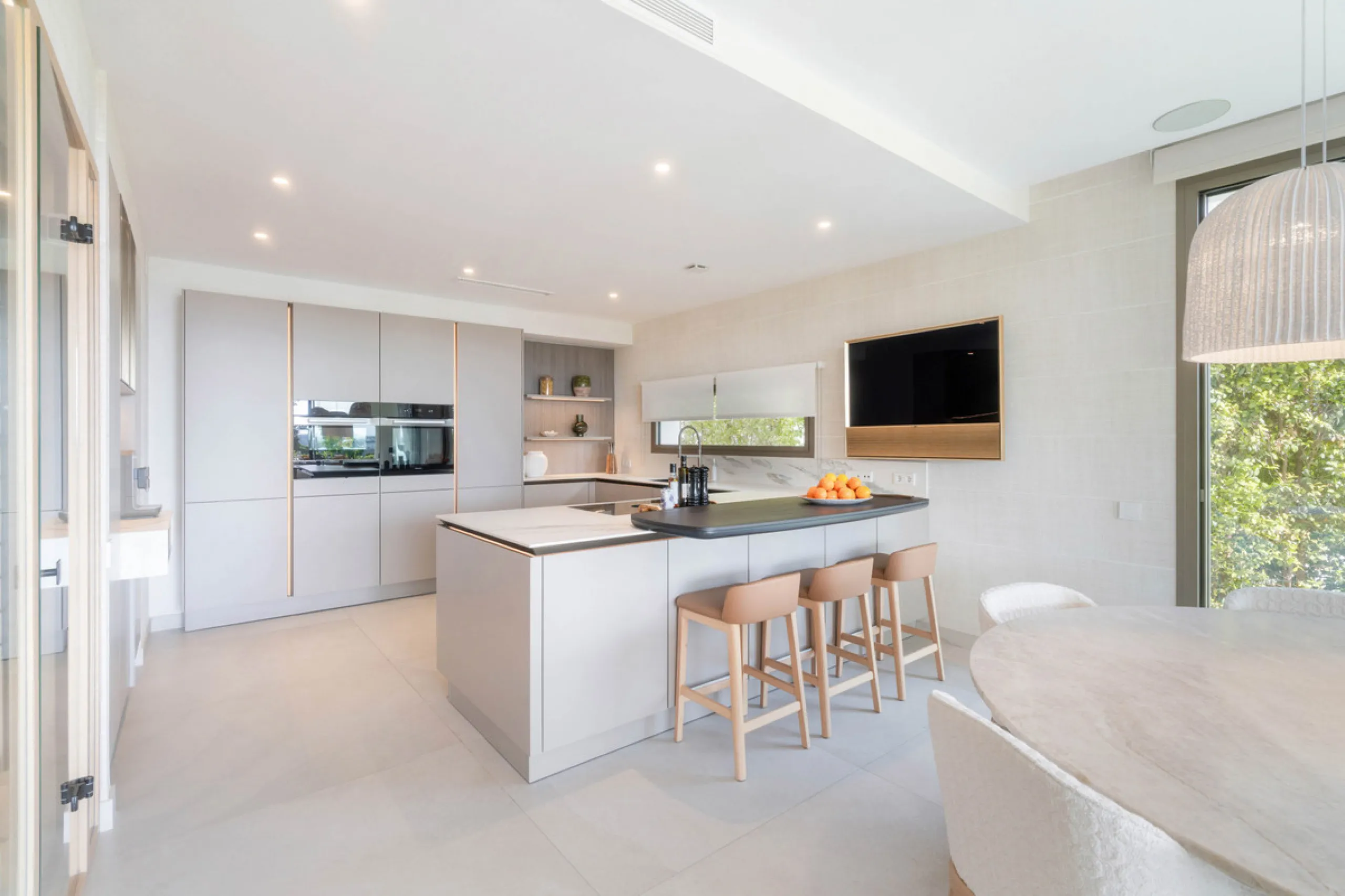 We are proud to present an exceptional contemporary villa located in the heart of Nueva Andalucía, within an exclusive gated community renowned for having one of the most advanced security systems in the area, ensuring a truly private and secure living en