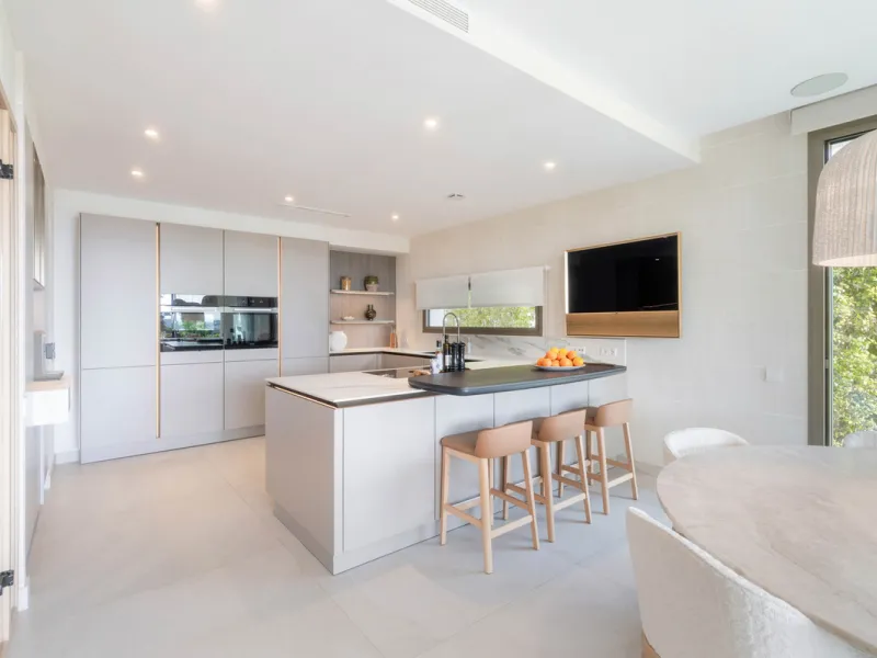 We are proud to present an exceptional contemporary villa located in the heart of Nueva Andalucía, within an exclusive gated community renowned for having one of the most advanced security systems in the area, ensuring a truly private and secure living en