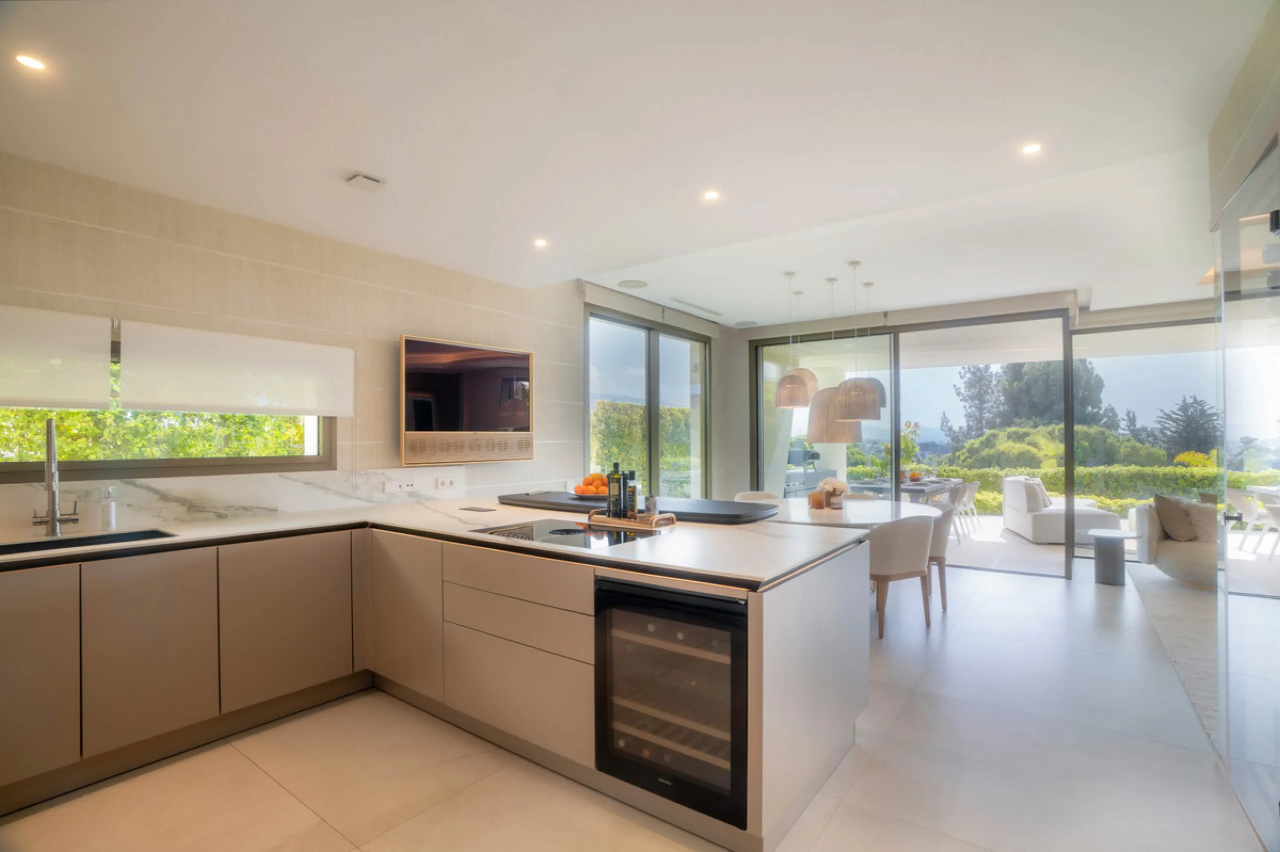 We are proud to present an exceptional contemporary villa located in the heart of Nueva Andalucía, within an exclusive gated community renowned for having one of the most advanced security systems in the area, ensuring a truly private and secure living en