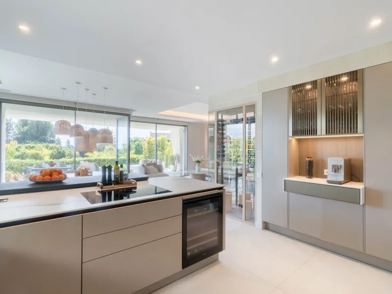 We are proud to present an exceptional contemporary villa located in the heart of Nueva Andalucía, within an exclusive gated community renowned for having one of the most advanced security systems in the area, ensuring a truly private and secure living en