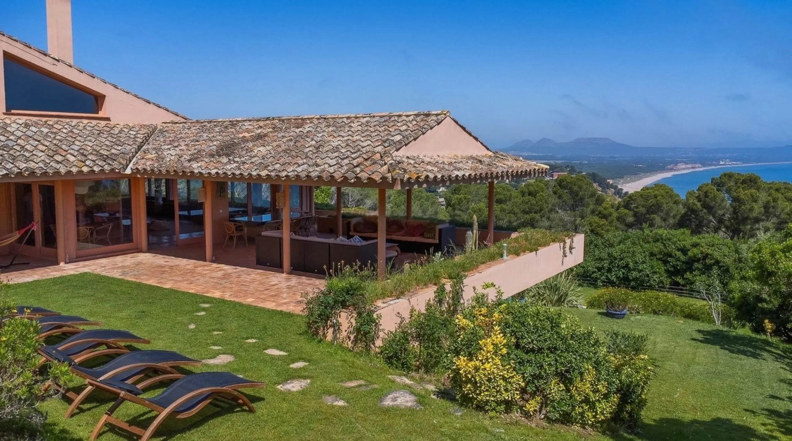 Exclusive architect-designed villa on the Costa Brava with sea views