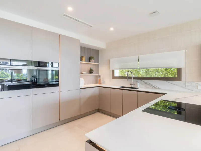 We are proud to present an exceptional contemporary villa located in the heart of Nueva Andalucía, within an exclusive gated community renowned for having one of the most advanced security systems in the area, ensuring a truly private and secure living en