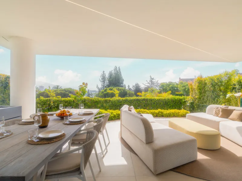 We are proud to present an exceptional contemporary villa located in the heart of Nueva Andalucía, within an exclusive gated community renowned for having one of the most advanced security systems in the area, ensuring a truly private and secure living en