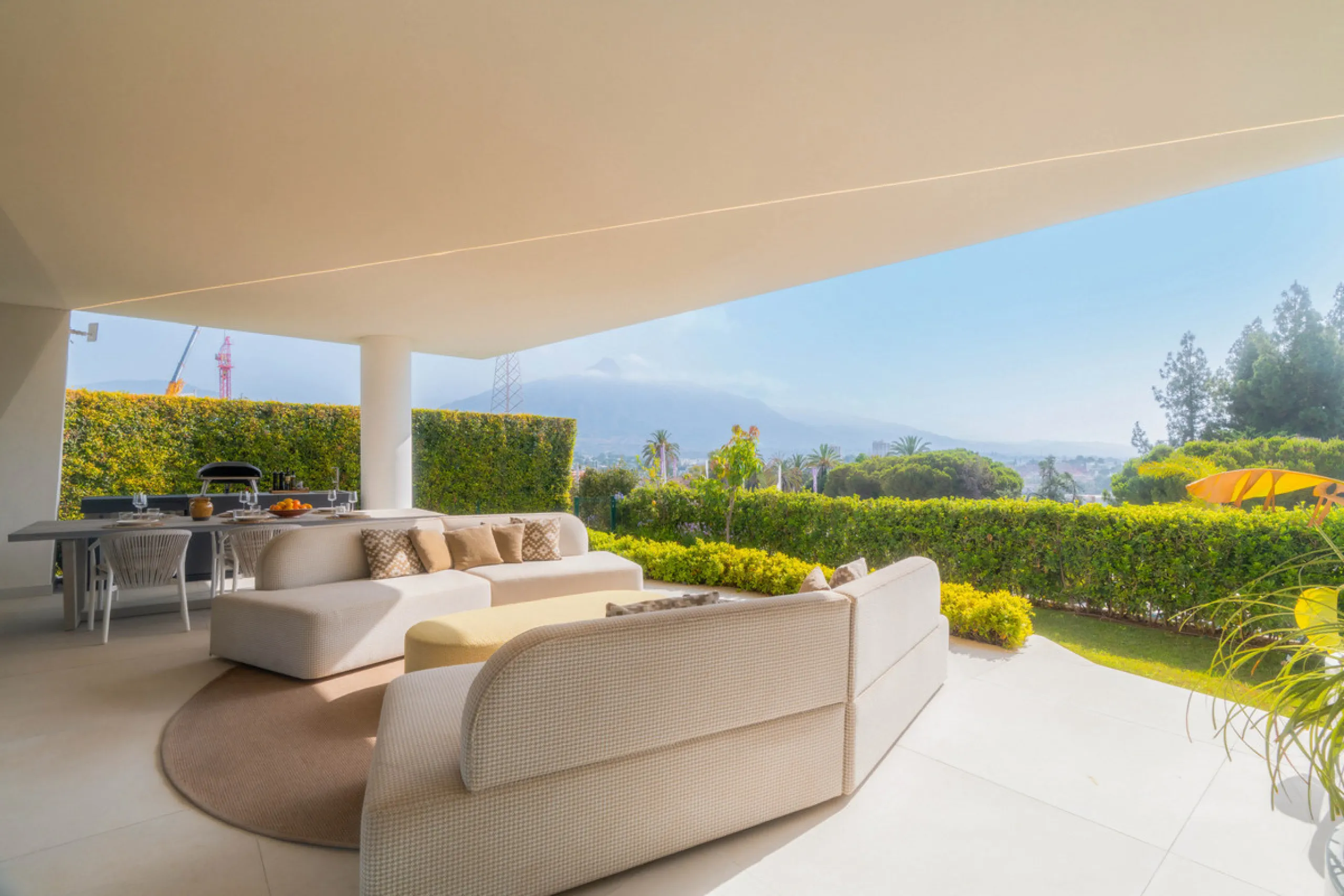 We are proud to present an exceptional contemporary villa located in the heart of Nueva Andalucía, within an exclusive gated community renowned for having one of the most advanced security systems in the area, ensuring a truly private and secure living en
