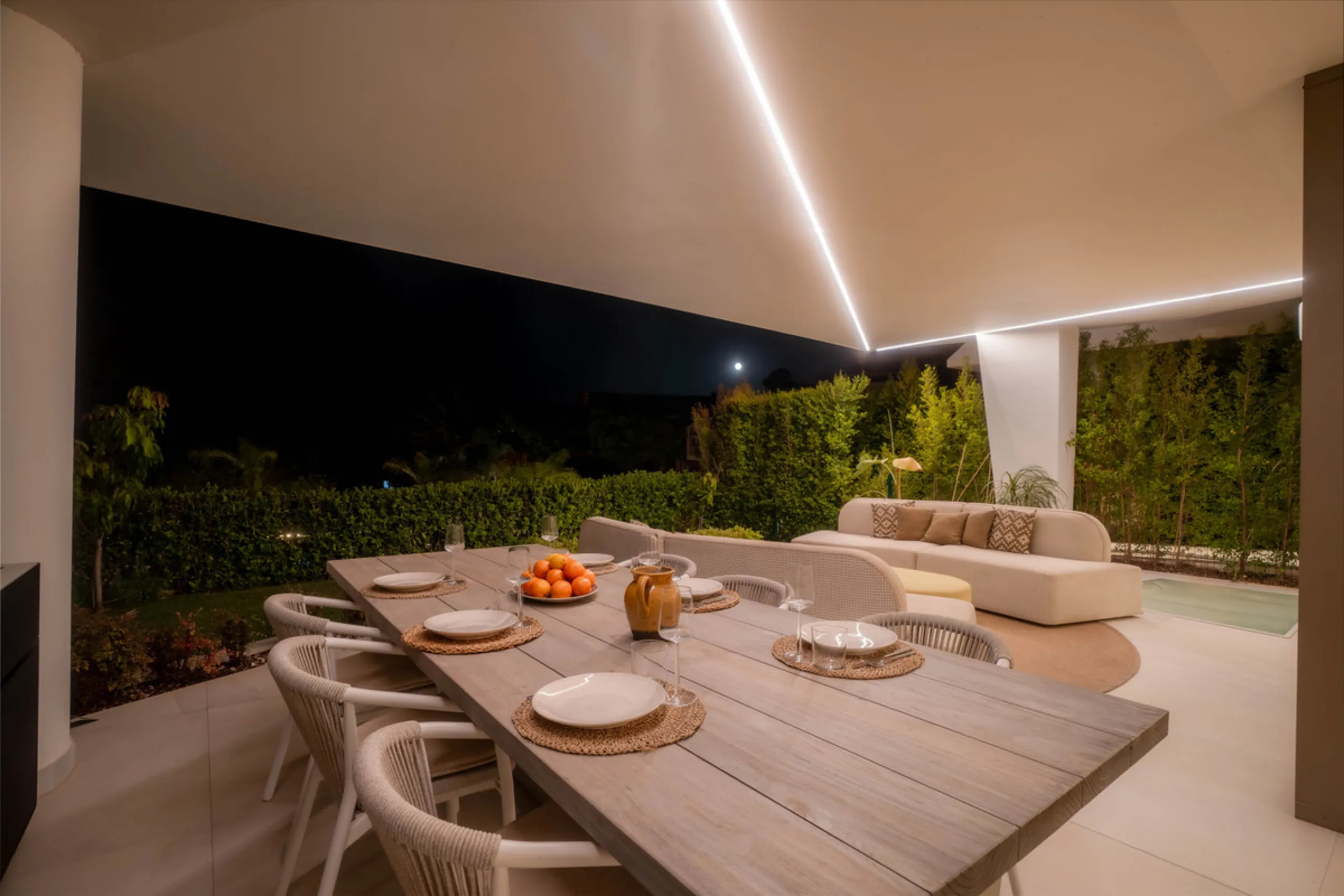 We are proud to present an exceptional contemporary villa located in the heart of Nueva Andalucía, within an exclusive gated community renowned for having one of the most advanced security systems in the area, ensuring a truly private and secure living en