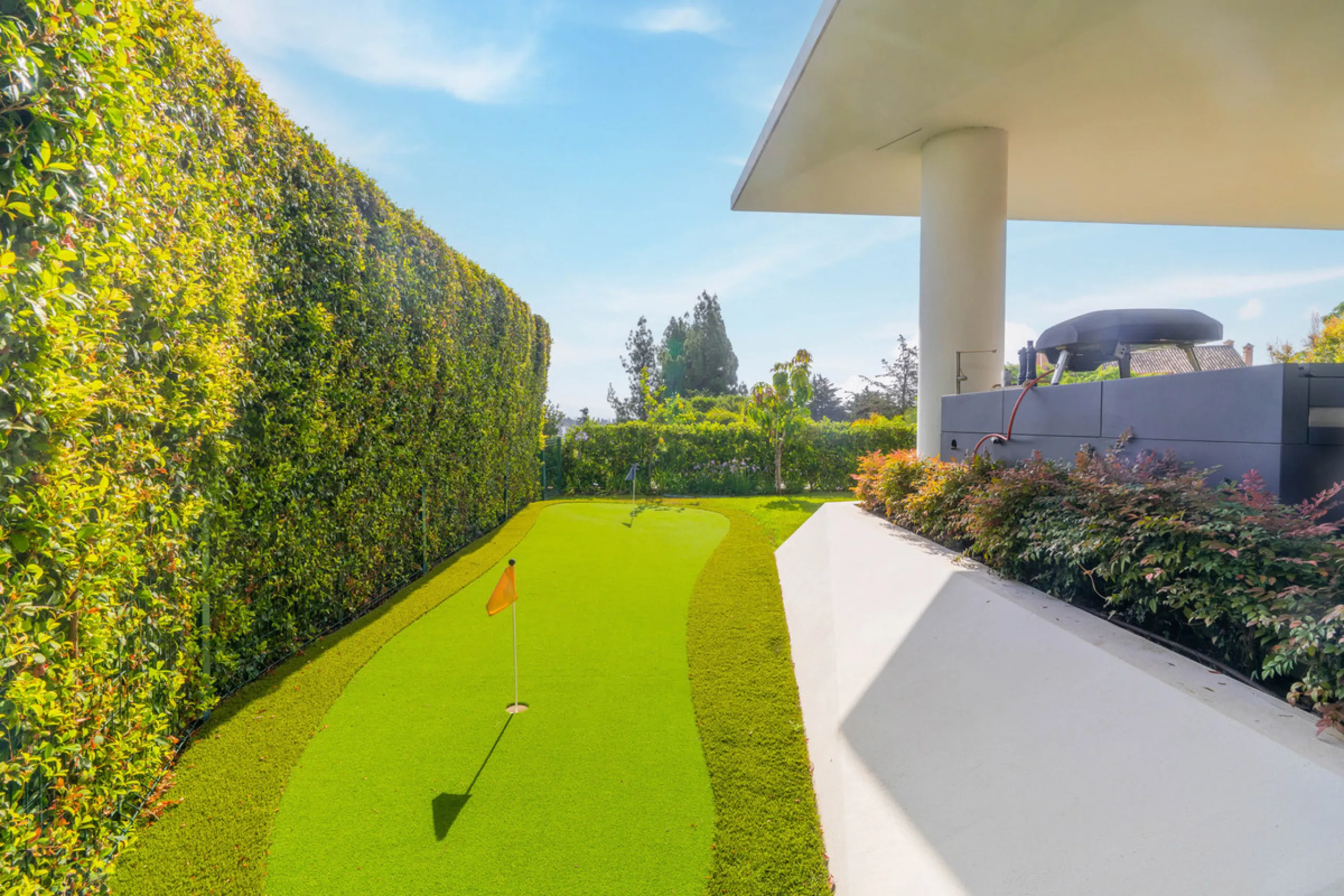 We are proud to present an exceptional contemporary villa located in the heart of Nueva Andalucía, within an exclusive gated community renowned for having one of the most advanced security systems in the area, ensuring a truly private and secure living en