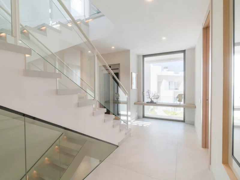We are proud to present an exceptional contemporary villa located in the heart of Nueva Andalucía, within an exclusive gated community renowned for having one of the most advanced security systems in the area, ensuring a truly private and secure living en