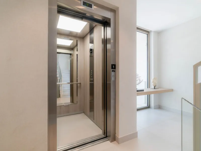 We are proud to present an exceptional contemporary villa located in the heart of Nueva Andalucía, within an exclusive gated community renowned for having one of the most advanced security systems in the area, ensuring a truly private and secure living en