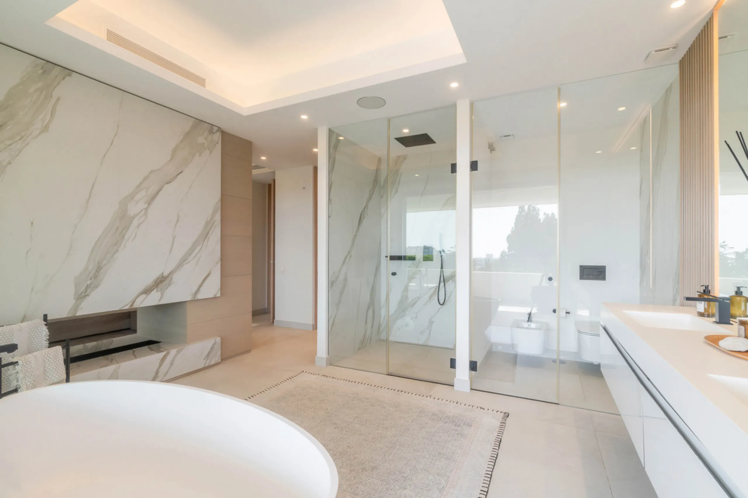 We are proud to present an exceptional contemporary villa located in the heart of Nueva Andalucía, within an exclusive gated community renowned for having one of the most advanced security systems in the area, ensuring a truly private and secure living en