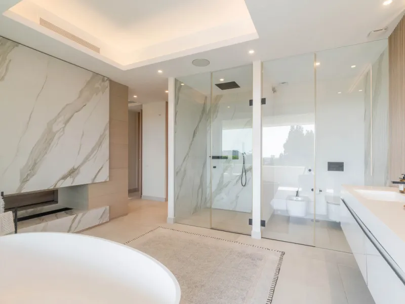 We are proud to present an exceptional contemporary villa located in the heart of Nueva Andalucía, within an exclusive gated community renowned for having one of the most advanced security systems in the area, ensuring a truly private and secure living en