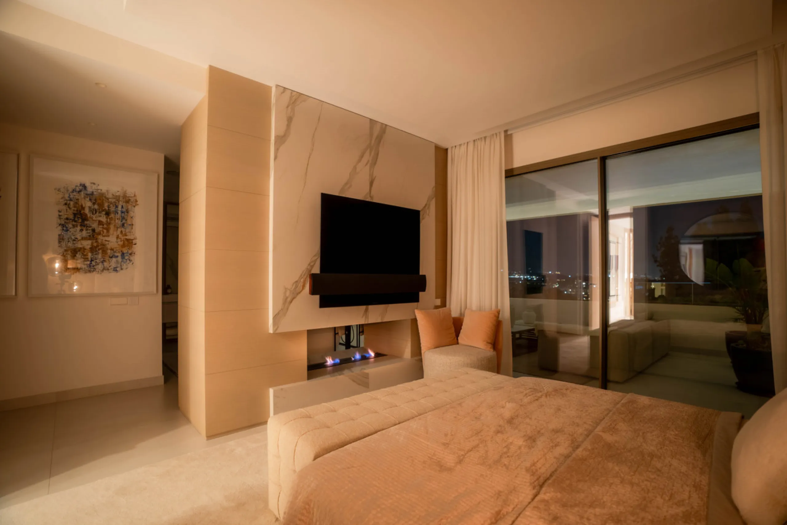We are proud to present an exceptional contemporary villa located in the heart of Nueva Andalucía, within an exclusive gated community renowned for having one of the most advanced security systems in the area, ensuring a truly private and secure living en