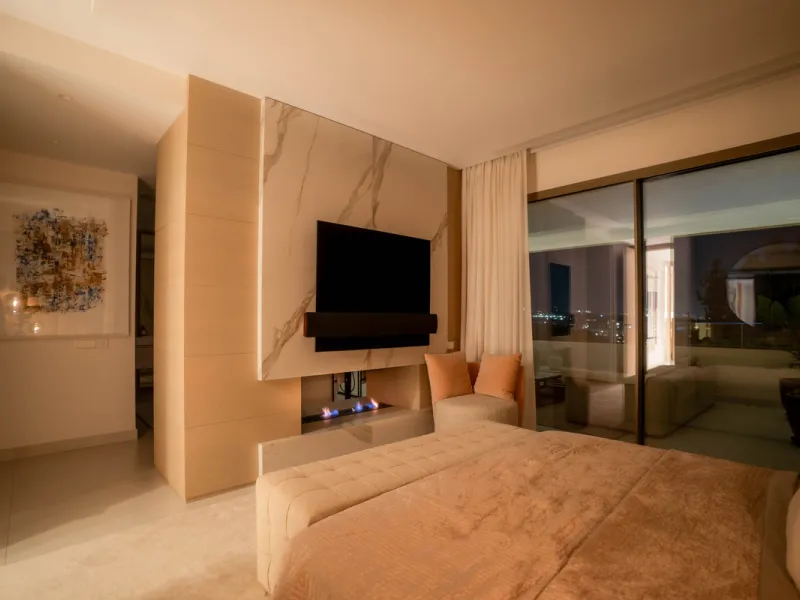We are proud to present an exceptional contemporary villa located in the heart of Nueva Andalucía, within an exclusive gated community renowned for having one of the most advanced security systems in the area, ensuring a truly private and secure living en