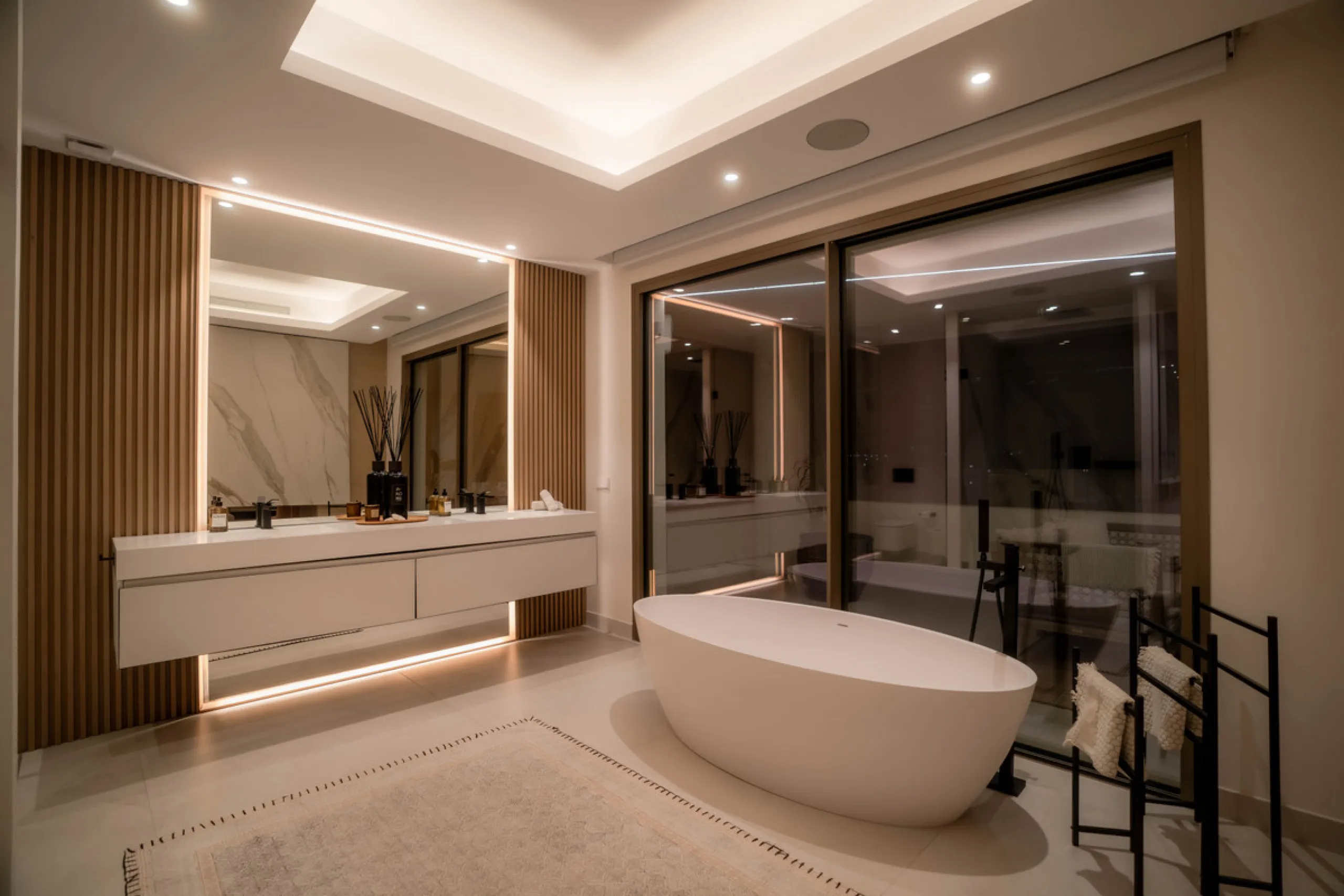 We are proud to present an exceptional contemporary villa located in the heart of Nueva Andalucía, within an exclusive gated community renowned for having one of the most advanced security systems in the area, ensuring a truly private and secure living en