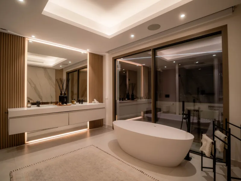We are proud to present an exceptional contemporary villa located in the heart of Nueva Andalucía, within an exclusive gated community renowned for having one of the most advanced security systems in the area, ensuring a truly private and secure living en
