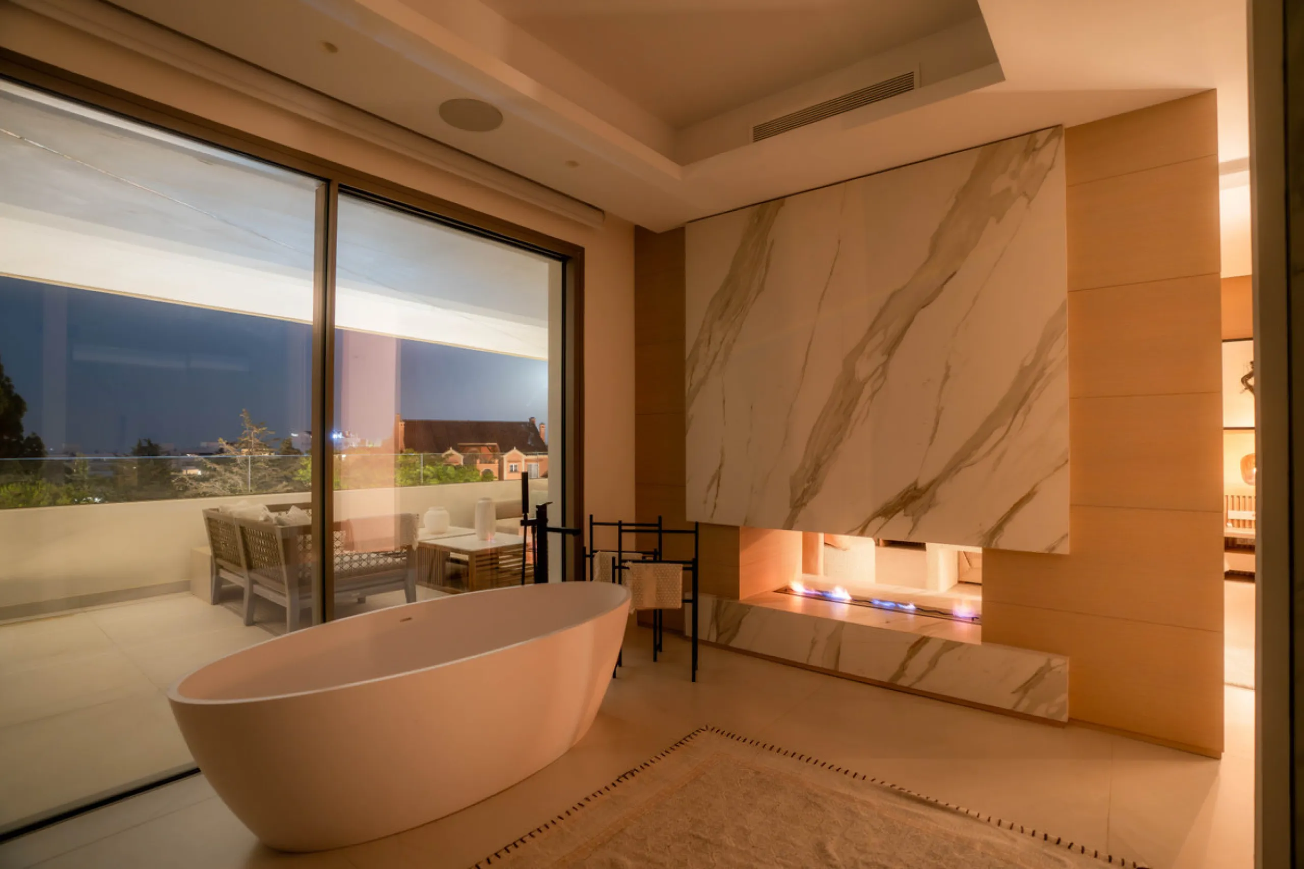 We are proud to present an exceptional contemporary villa located in the heart of Nueva Andalucía, within an exclusive gated community renowned for having one of the most advanced security systems in the area, ensuring a truly private and secure living en