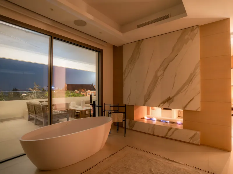 We are proud to present an exceptional contemporary villa located in the heart of Nueva Andalucía, within an exclusive gated community renowned for having one of the most advanced security systems in the area, ensuring a truly private and secure living en