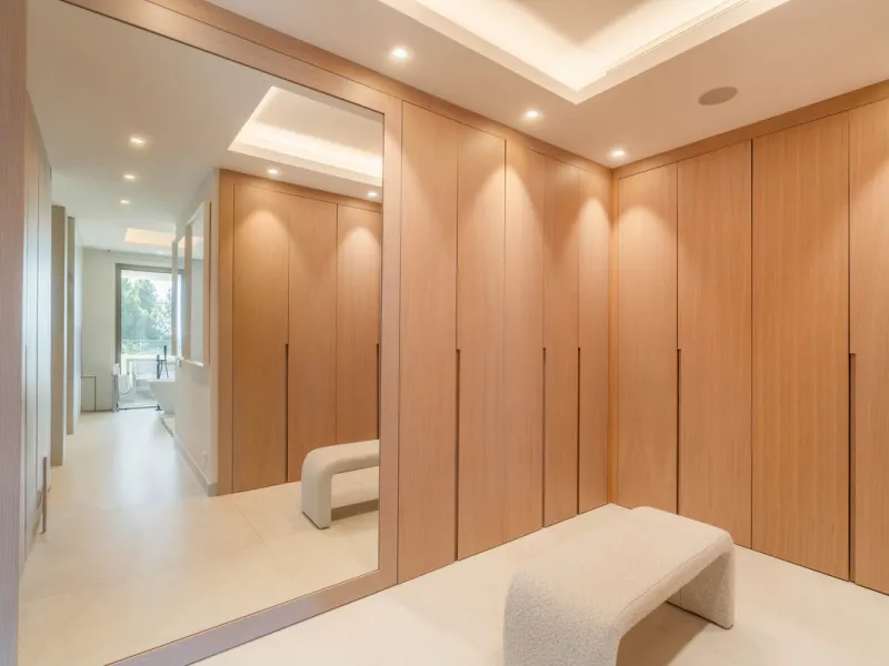 We are proud to present an exceptional contemporary villa located in the heart of Nueva Andalucía, within an exclusive gated community renowned for having one of the most advanced security systems in the area, ensuring a truly private and secure living en