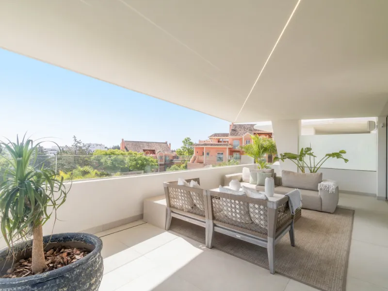 We are proud to present an exceptional contemporary villa located in the heart of Nueva Andalucía, within an exclusive gated community renowned for having one of the most advanced security systems in the area, ensuring a truly private and secure living en