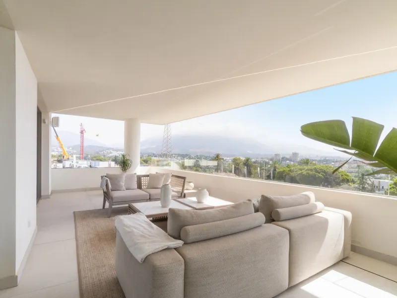 We are proud to present an exceptional contemporary villa located in the heart of Nueva Andalucía, within an exclusive gated community renowned for having one of the most advanced security systems in the area, ensuring a truly private and secure living en