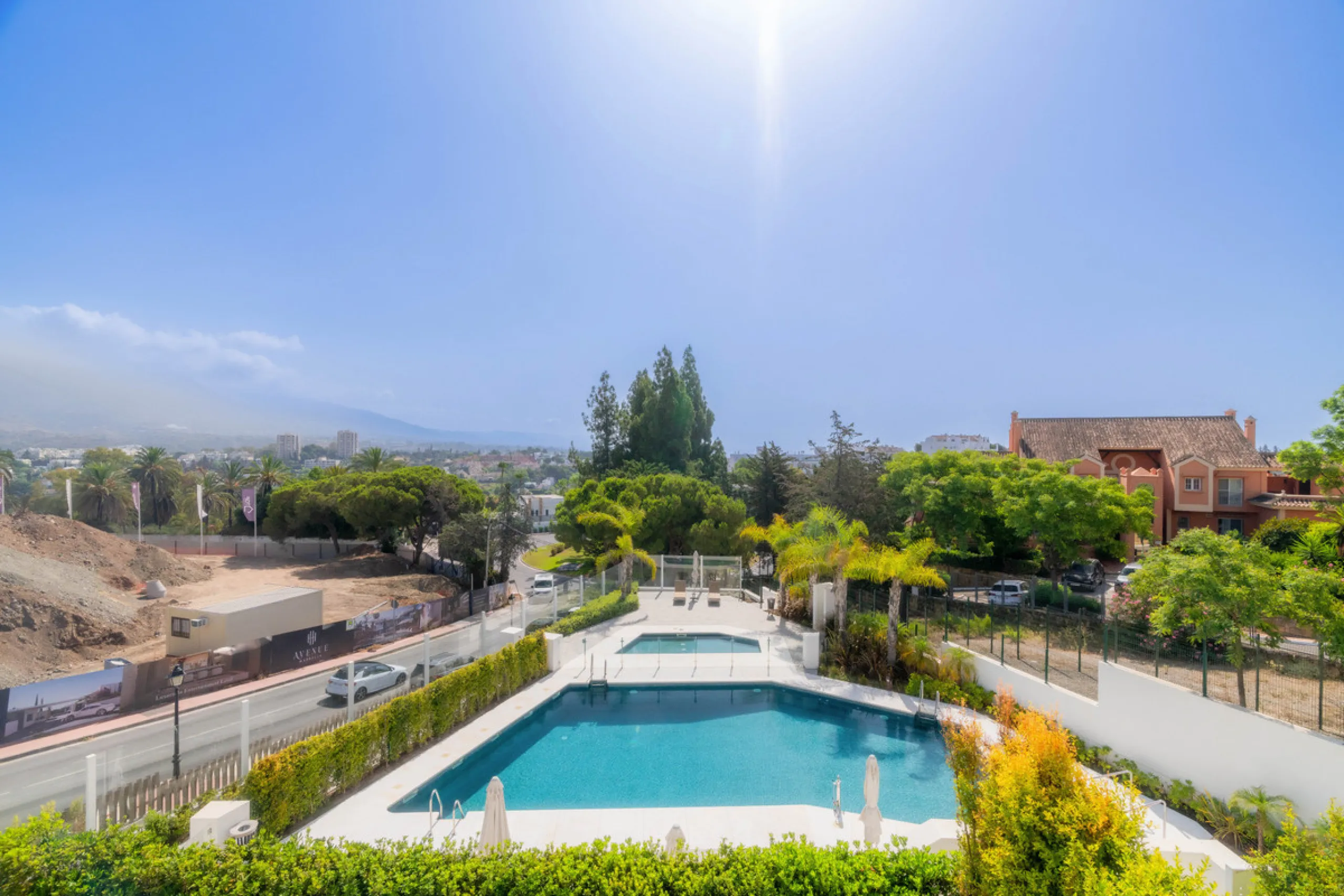 We are proud to present an exceptional contemporary villa located in the heart of Nueva Andalucía, within an exclusive gated community renowned for having one of the most advanced security systems in the area, ensuring a truly private and secure living en