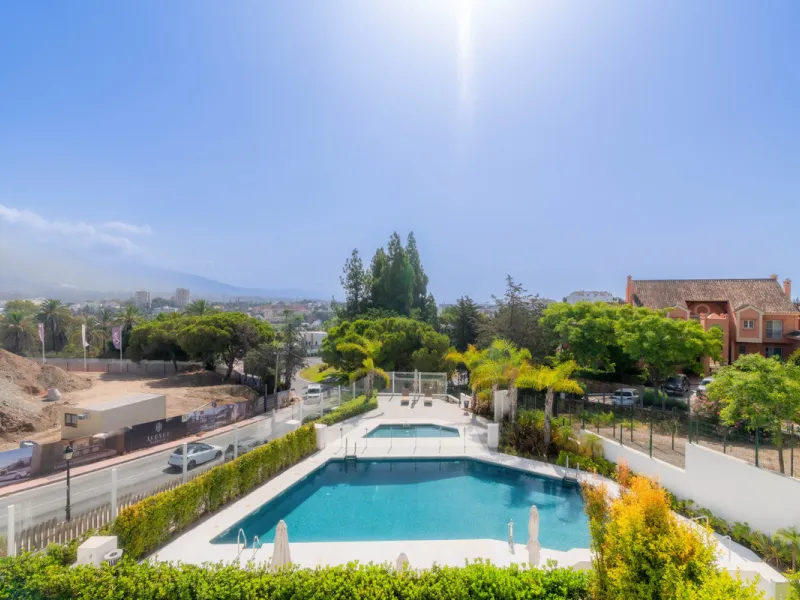 We are proud to present an exceptional contemporary villa located in the heart of Nueva Andalucía, within an exclusive gated community renowned for having one of the most advanced security systems in the area, ensuring a truly private and secure living en
