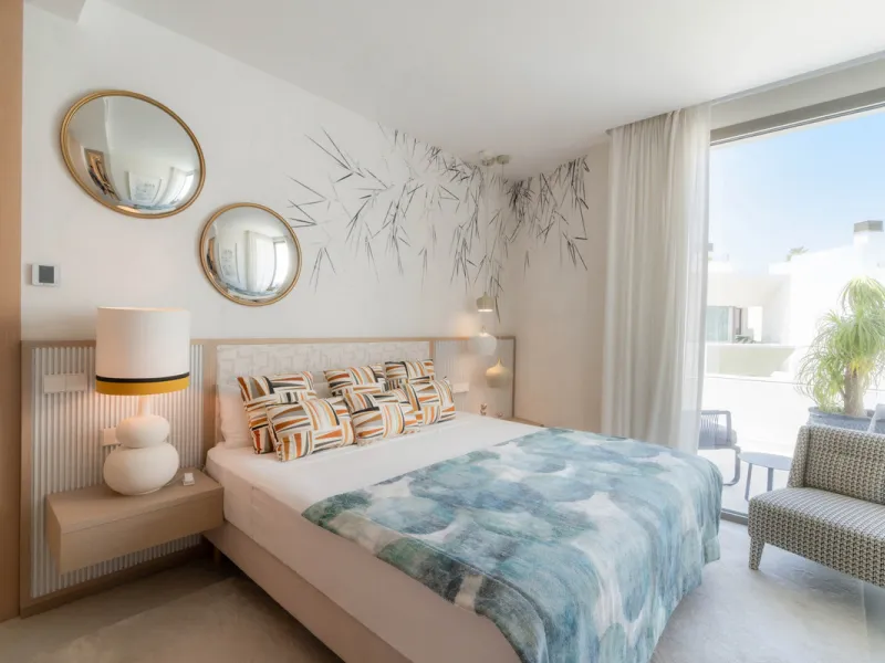 We are proud to present an exceptional contemporary villa located in the heart of Nueva Andalucía, within an exclusive gated community renowned for having one of the most advanced security systems in the area, ensuring a truly private and secure living en