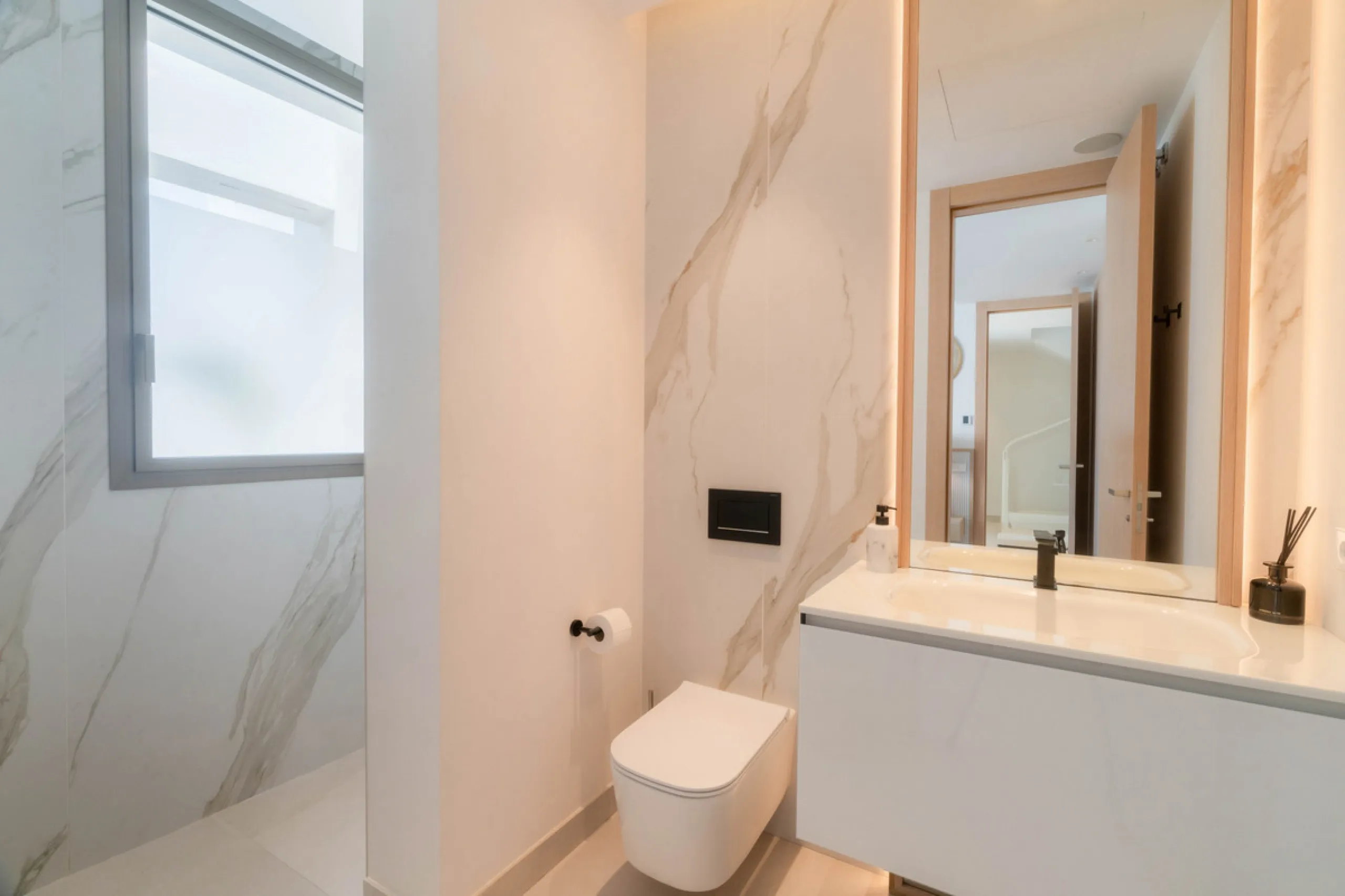 We are proud to present an exceptional contemporary villa located in the heart of Nueva Andalucía, within an exclusive gated community renowned for having one of the most advanced security systems in the area, ensuring a truly private and secure living en