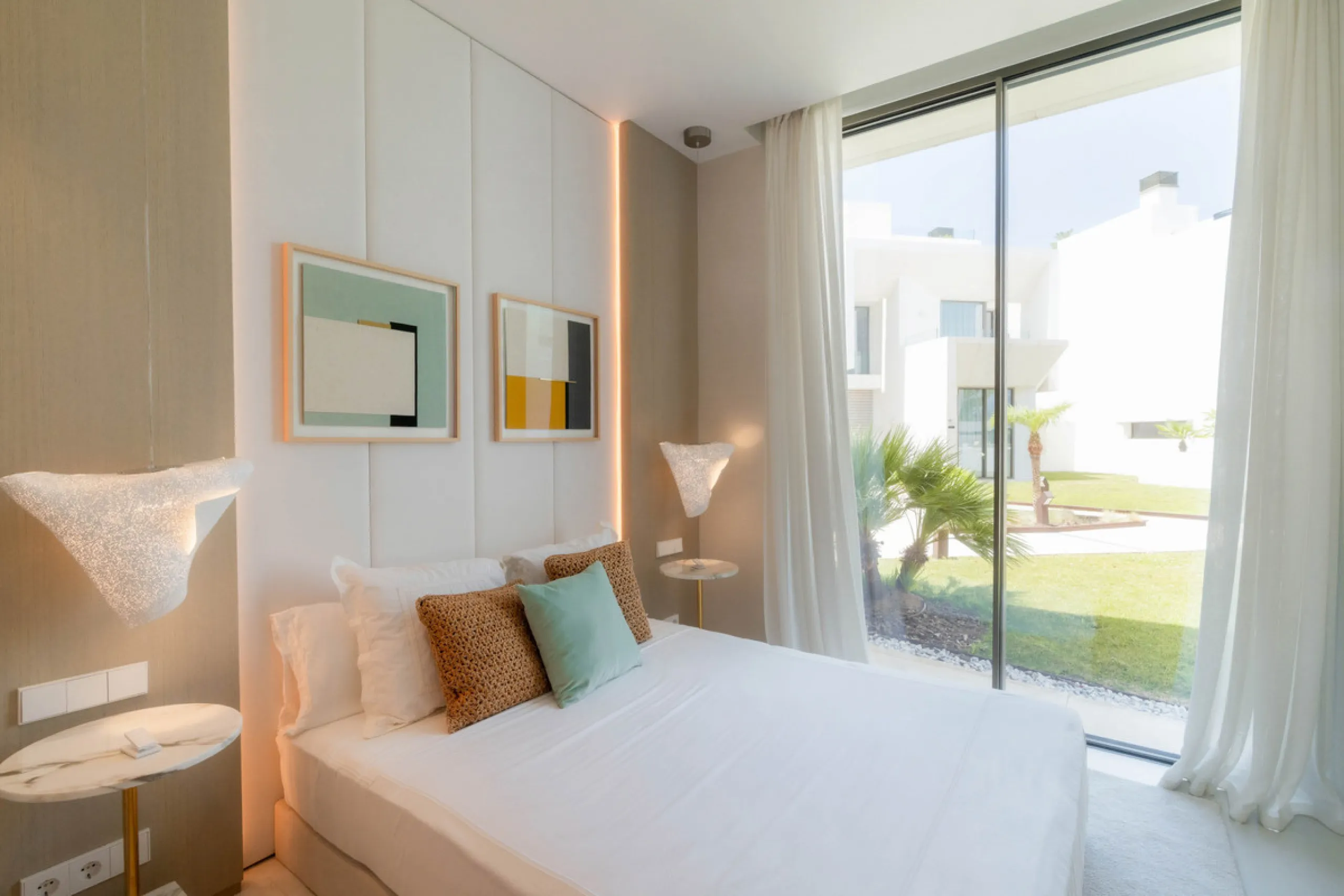 We are proud to present an exceptional contemporary villa located in the heart of Nueva Andalucía, within an exclusive gated community renowned for having one of the most advanced security systems in the area, ensuring a truly private and secure living en