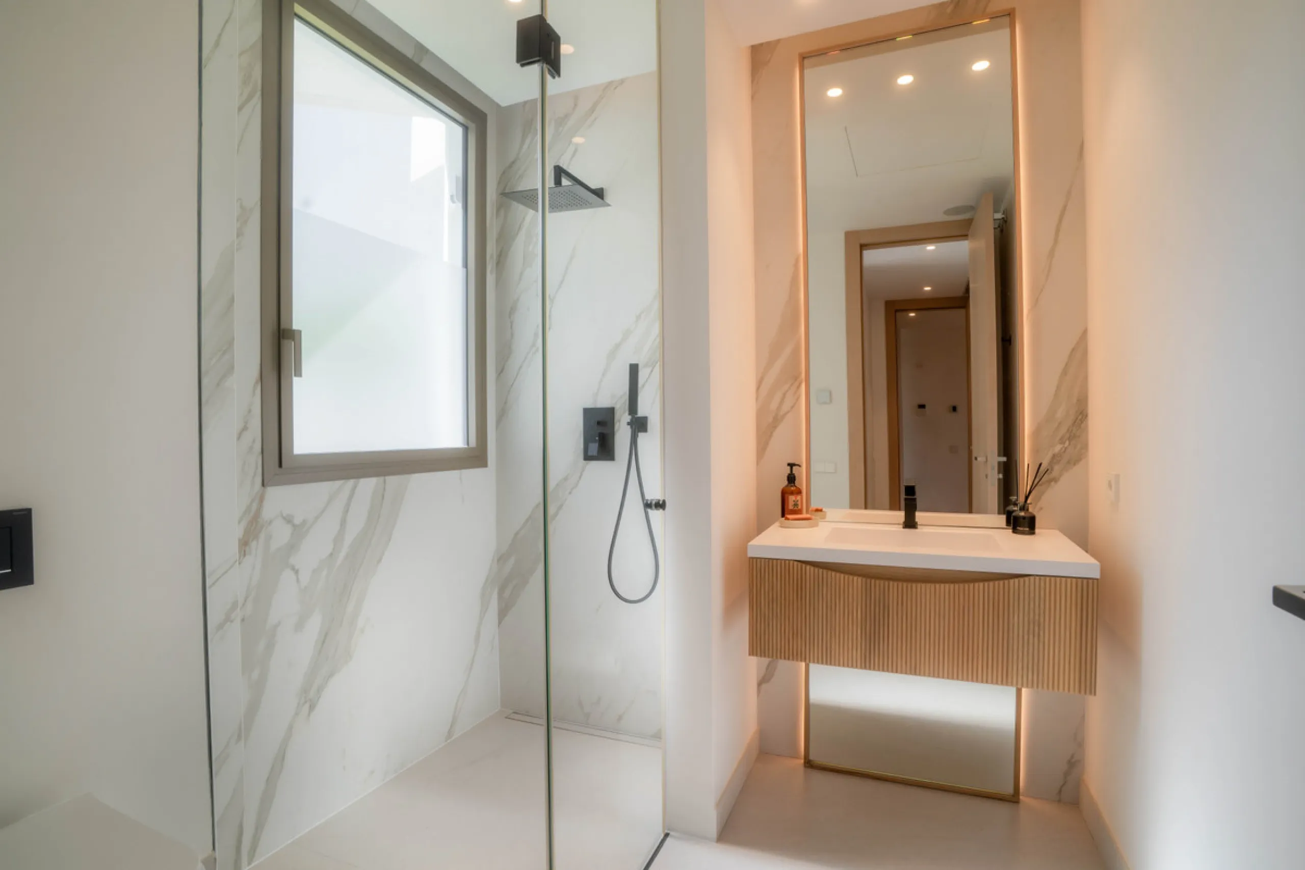 We are proud to present an exceptional contemporary villa located in the heart of Nueva Andalucía, within an exclusive gated community renowned for having one of the most advanced security systems in the area, ensuring a truly private and secure living en