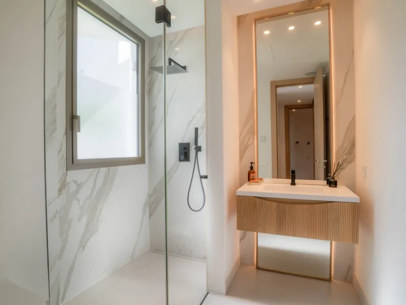 We are proud to present an exceptional contemporary villa located in the heart of Nueva Andalucía, within an exclusive gated community renowned for having one of the most advanced security systems in the area, ensuring a truly private and secure living en